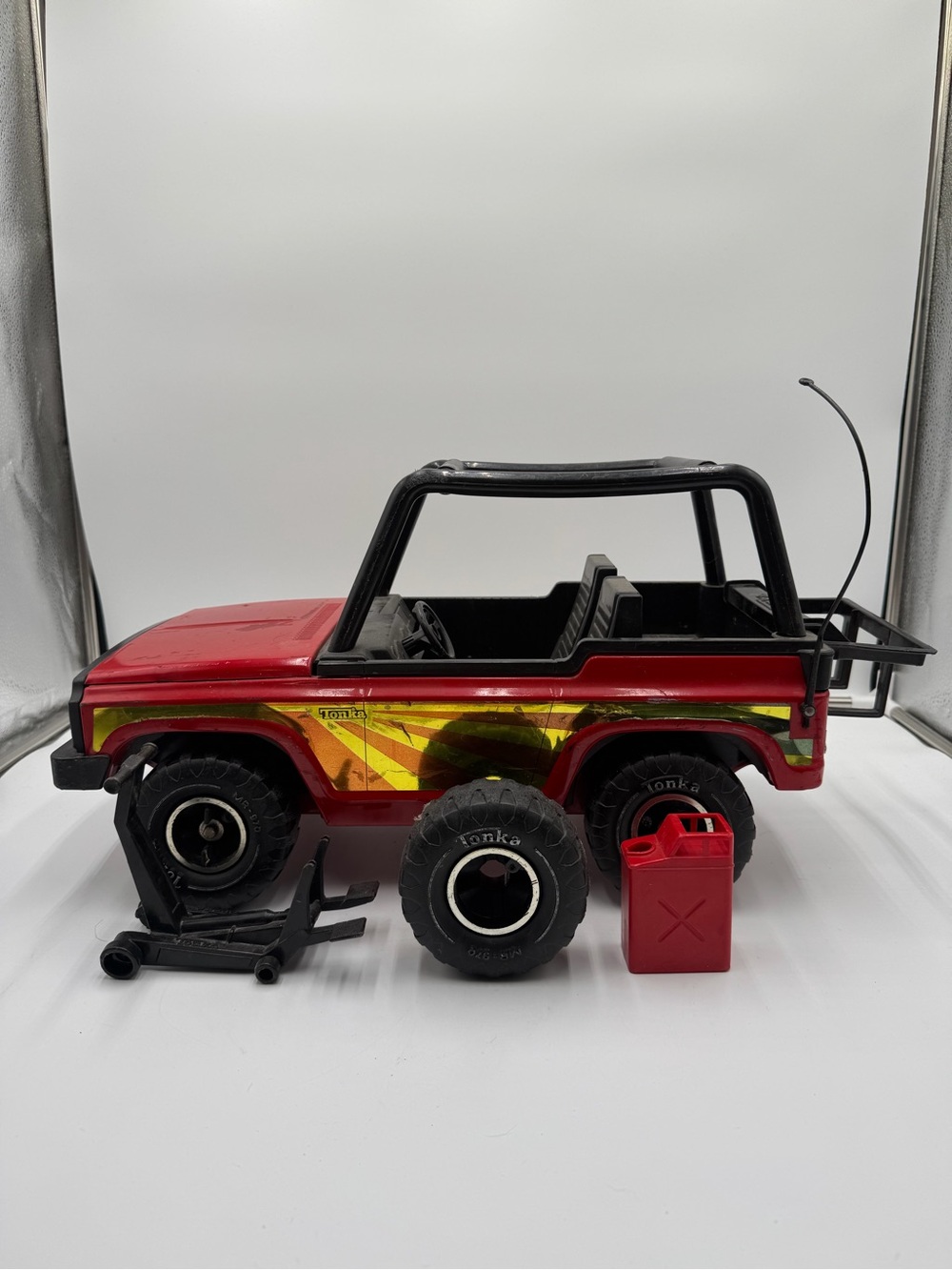 Vintage Tonka Red Off Road Jeep Bronco Toy Truck Tow Hitch Gas Can Spare Tire